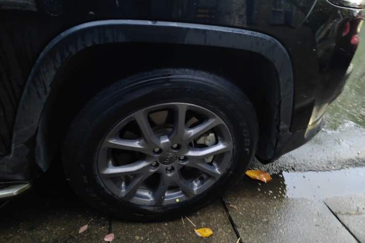 Used Jeep Cherokee 2020 2.0L Two-Wheel Drive Classic Sports Edition Right Front Wheel Hub
