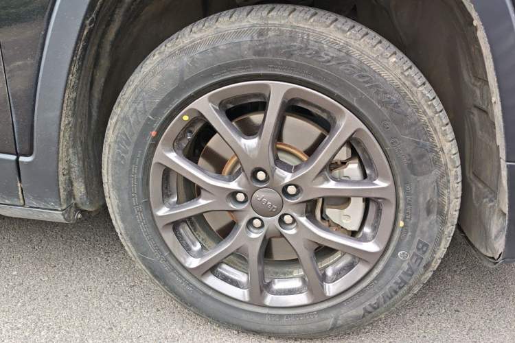 Used Jeep Cherokee 2020 2.0L Two-Wheel Drive Classic Sports Edition Right Front Wheel Hub