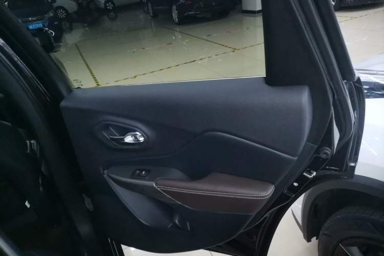 Used Jeep Cherokee 2020 2.0L Two-Wheel Drive Classic Sports Edition Right Rear Door Interior