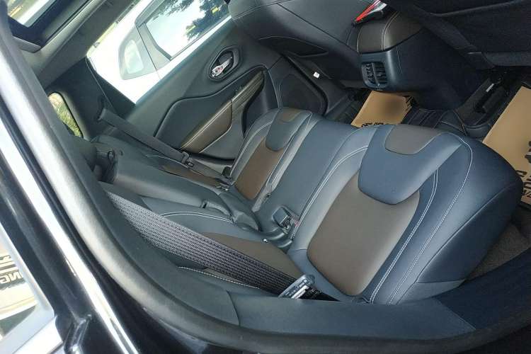 Used Jeep Cherokee 2020 2.0L Two-Wheel Drive Classic Sports Edition Right Rear Seat