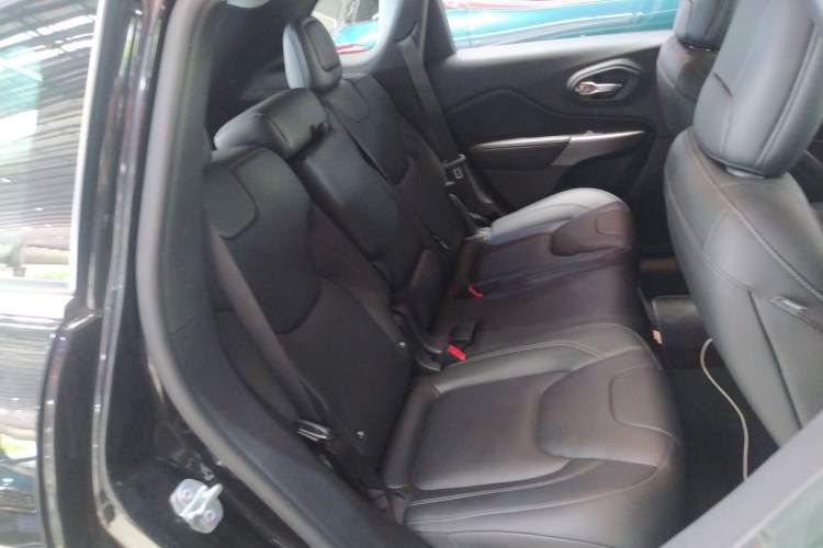 Used Jeep Cherokee 2020 2.0T Four-Wheel Drive Elite Edition Right Rear Seat