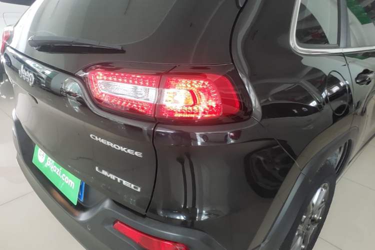 Used Jeep Cherokee 2020 2.0L Two-Wheel Drive Classic Sports Edition Right Rear Taillight