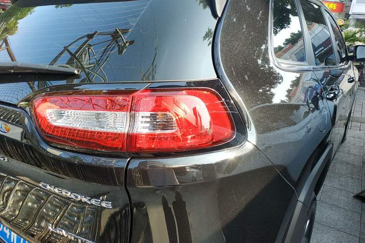 Used Jeep Cherokee 2020 2.0L Two-Wheel Drive Classic Sports Edition Right Rear Taillight