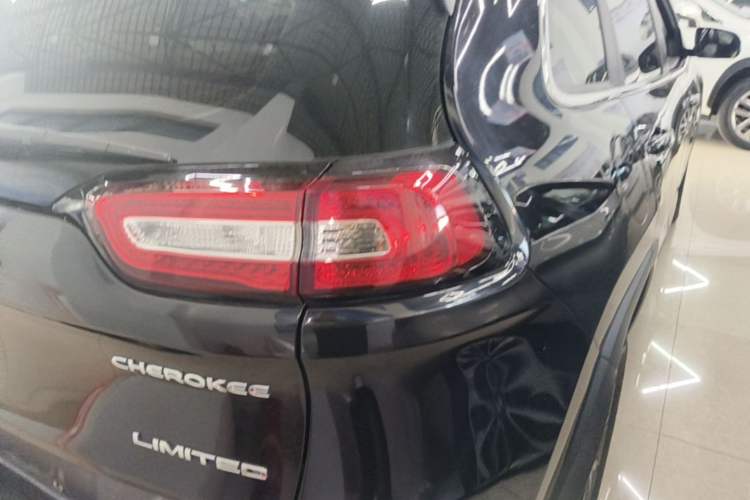 Used Jeep Cherokee 2020 2.0L Two-Wheel Drive Classic Sports Edition Right Rear Taillight