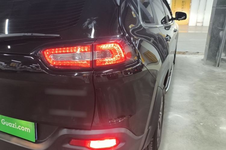 Used Jeep Cherokee 2020 2.0L Two-Wheel Drive Classic Sports Edition Right Rear Taillight