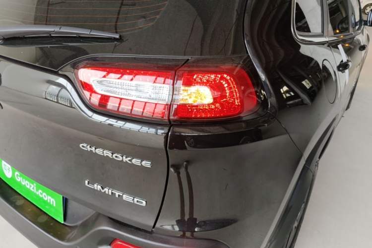 Used Jeep Cherokee 2020 2.0L Two-Wheel Drive Classic Sports Edition Right Rear Taillight