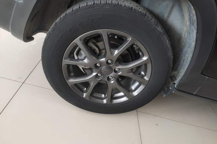 Used Jeep Cherokee 2020 2.0L Two-Wheel Drive Classic Sports Edition Right Rear Wheel Hub