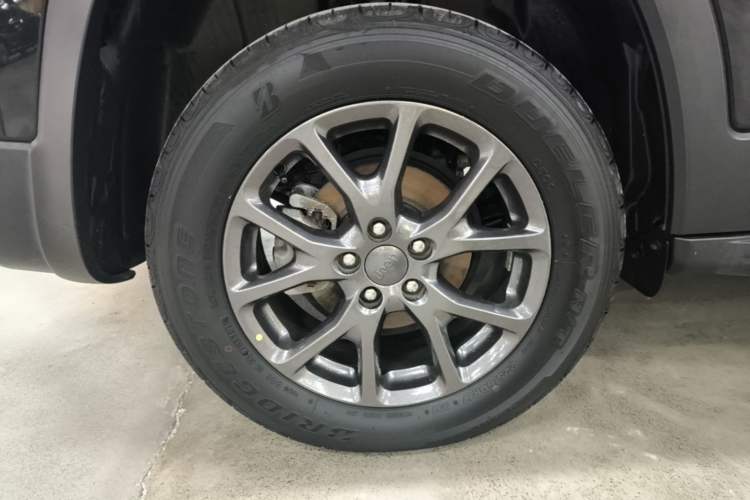 Used Jeep Cherokee 2020 2.0L Two-Wheel Drive Classic Sports Edition Right Rear Wheel Hub