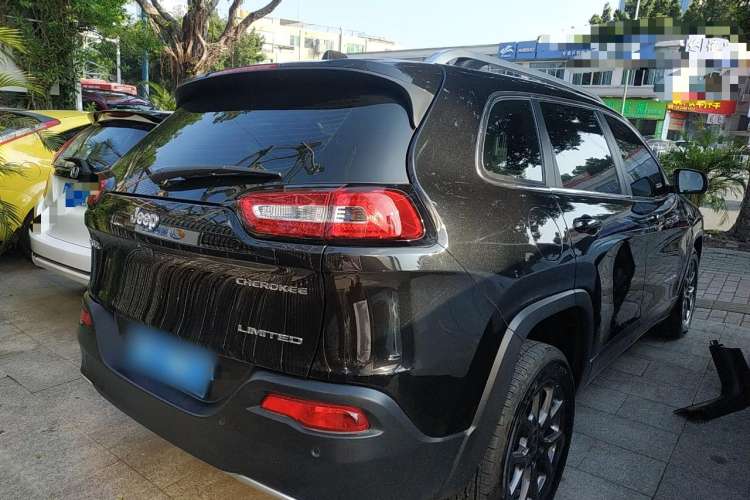 Used Jeep Cherokee 2020 2.0L Two-Wheel Drive Classic Sports Edition Right Side