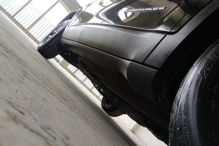 Used Jeep Cherokee 2020 2.0L Two-Wheel Drive Classic Sports Edition Right Side Sill