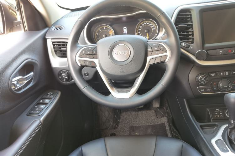 Used Jeep Cherokee 2020 2.0L Two-Wheel Drive Classic Sports Edition Steering Wheel