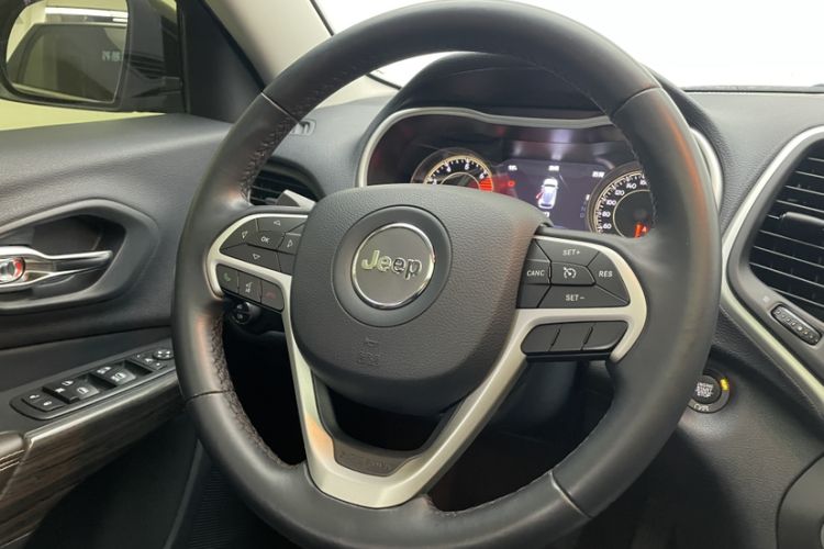 Used Jeep Cherokee 2020 2.0L Two-Wheel Drive Classic Sports Edition Steering Wheel