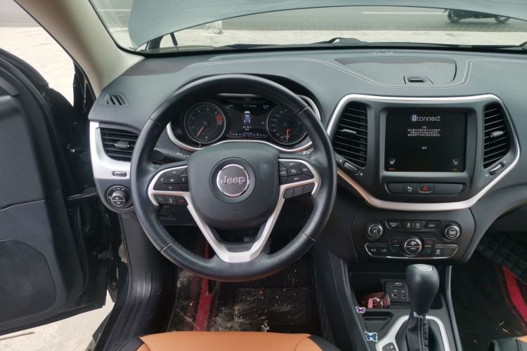 Used Jeep Cherokee 2020 2.0L Two-Wheel Drive Classic Sports Edition Steering Wheel