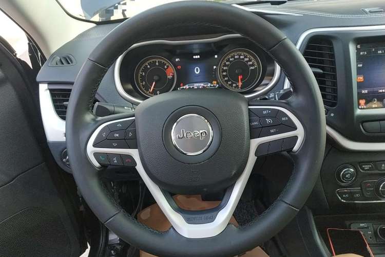 Used Jeep Cherokee 2020 2.0L Two-Wheel Drive Classic Sports Edition Steering Wheel