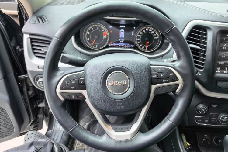 Used Jeep Cherokee 2020 2.0L Two-Wheel Drive Classic Sports Edition Steering Wheel