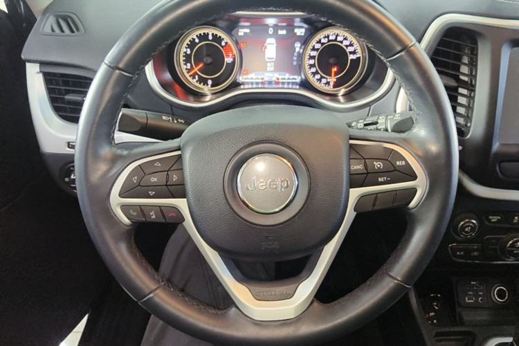 Used Jeep Cherokee 2020 2.0L Two-Wheel Drive Classic Sports Edition Steering Wheel