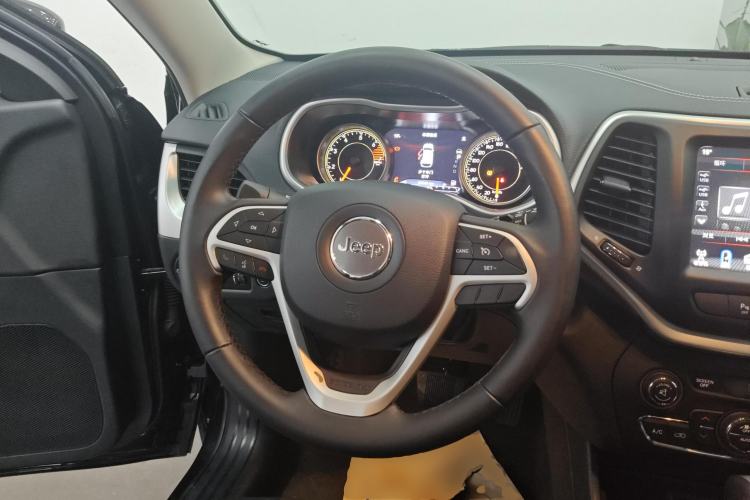 Used Jeep Cherokee 2020 2.0L Two-Wheel Drive Classic Sports Edition Steering Wheel