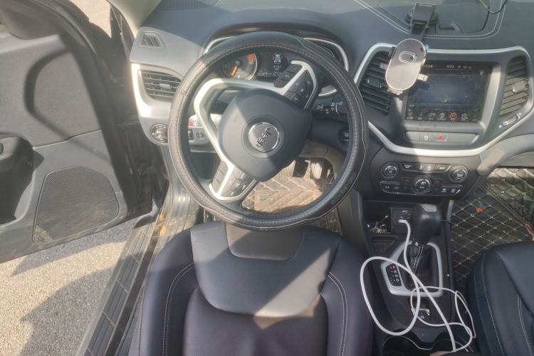 Used Jeep Cherokee 2020 2.0L Two-Wheel Drive Classic Sports Edition Steering Wheel