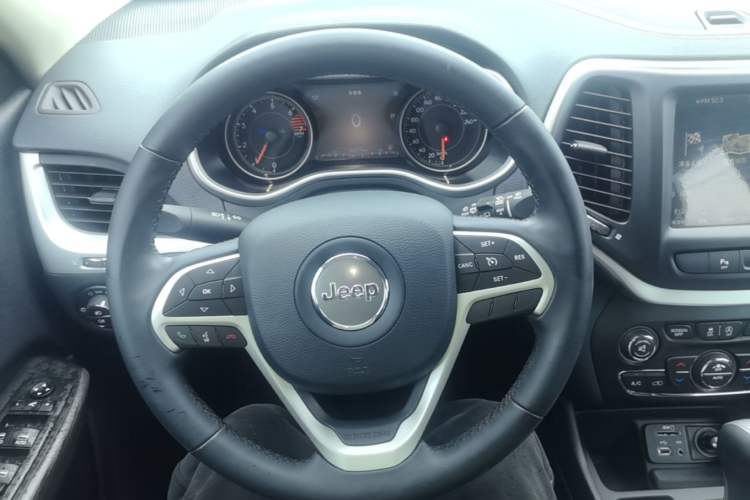 Used Jeep Cherokee 2020 2.0L Two-Wheel Drive Classic Sports Edition Steering Wheel