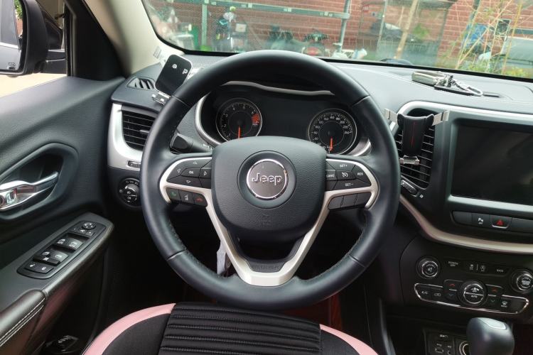 Used Jeep Cherokee 2020 2.0L Two-Wheel Drive Classic Sports Edition Steering Wheel