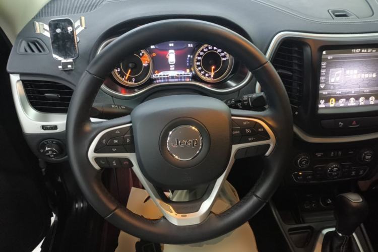 Used Jeep Cherokee 2020 2.0L Two-Wheel Drive Classic Sports Edition Steering Wheel