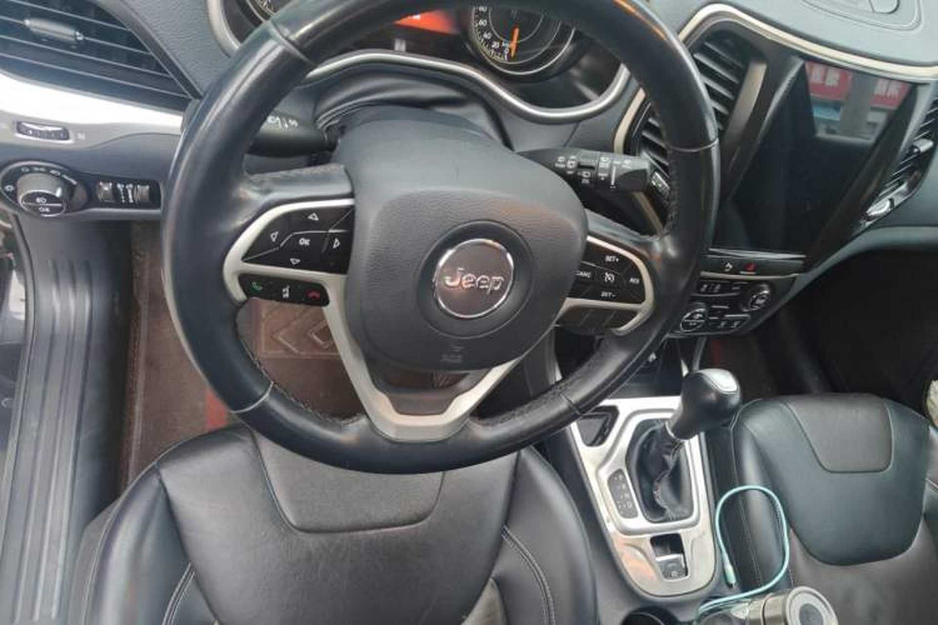 Used Jeep Cherokee 2020 2.0L Two-Wheel Drive Classic Sports Edition Steering Wheel