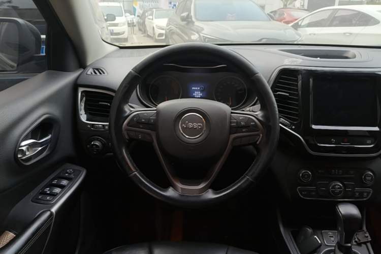 Used Jeep Cherokee 2020 2.0T Two-Wheel Drive Leading Edition Steering Wheel