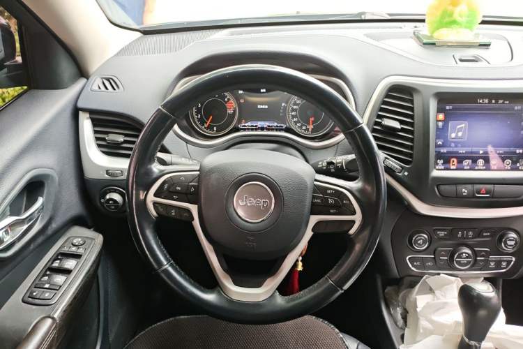 Used Jeep Cherokee 2020 2.0L Two-Wheel Drive Classic Sports Edition Steering Wheel