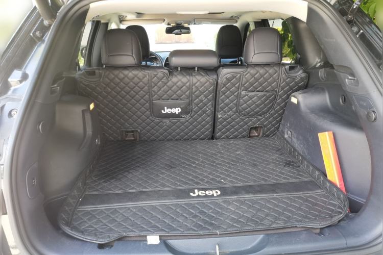 Used Jeep Cherokee 2020 2.0L Two-Wheel Drive Classic Sports Edition Trunk