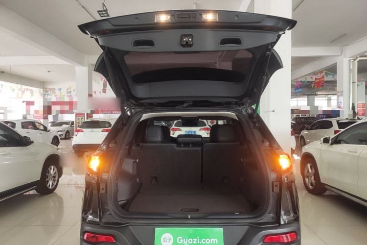 Used Jeep Cherokee 2020 2.0L Two-Wheel Drive Classic Sports Edition Trunk