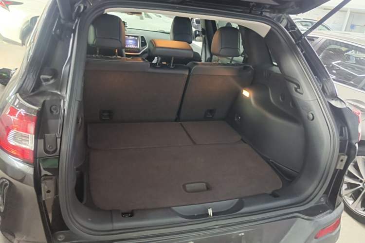 Used Jeep Cherokee 2020 2.0L Two-Wheel Drive Classic Sports Edition Trunk