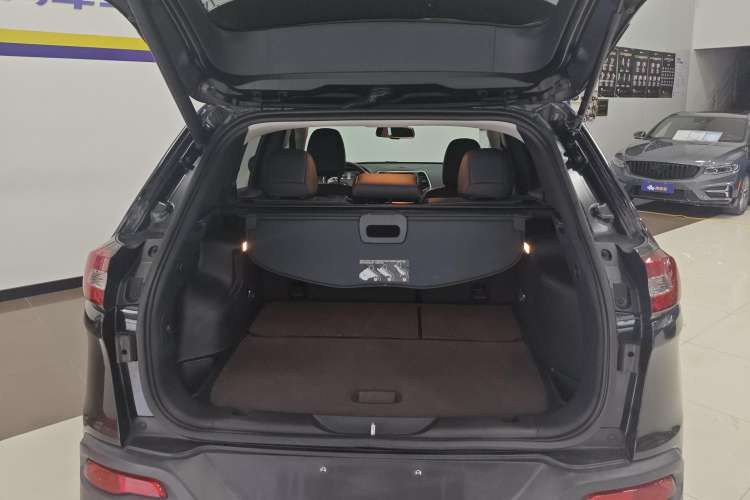 Used Jeep Cherokee 2020 2.0L Two-Wheel Drive Classic Sports Edition Trunk