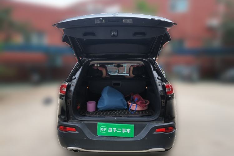 Used Jeep Cherokee 2020 2.0L Two-Wheel Drive Classic Sports Edition Trunk