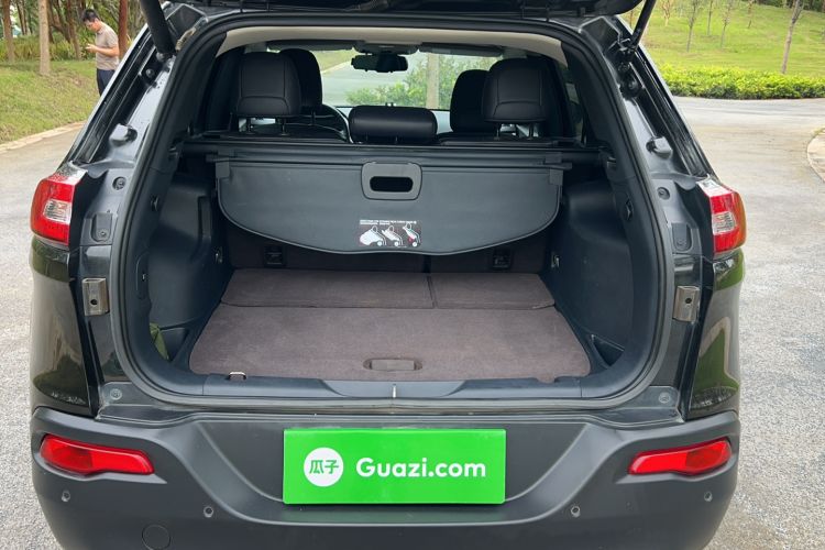 Used Jeep Cherokee 2020 2.0L Two-Wheel Drive Classic Sports Edition Trunk
