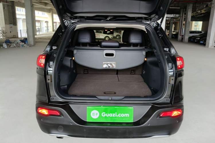 Used Jeep Cherokee 2020 2.0L Two-Wheel Drive Classic Sports Edition Trunk