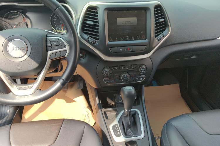 Used Jeep Cherokee 2020 2.0L Two-Wheel Drive Classic Sports Edition Audio And AC Panel