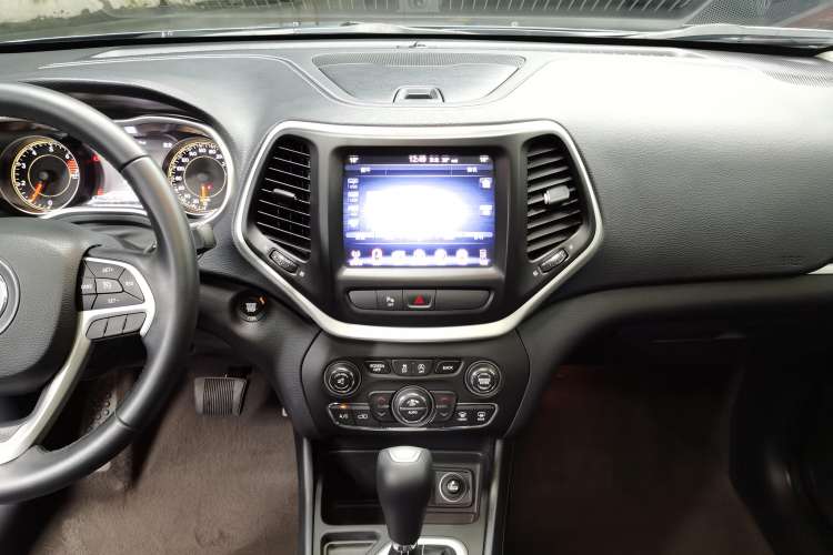 Used Jeep Cherokee 2020 2.0L Two-Wheel Drive Classic Sports Edition Audio And AC Panel