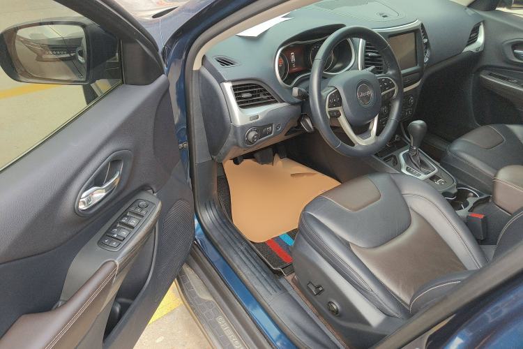Used Jeep Cherokee 2020 2.0L Two-Wheel Drive Classic Sports Edition Driver Seat