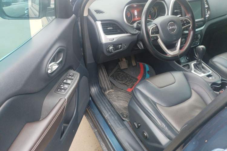 Used Jeep Cherokee 2020 2.0L Two-Wheel Drive Classic Sports Edition Driver Seat