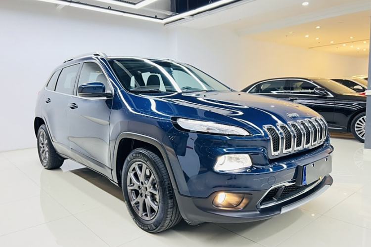 Used Jeep Cherokee 2020 2.0L Two-Wheel Drive Classic Sports Edition Exterior 2