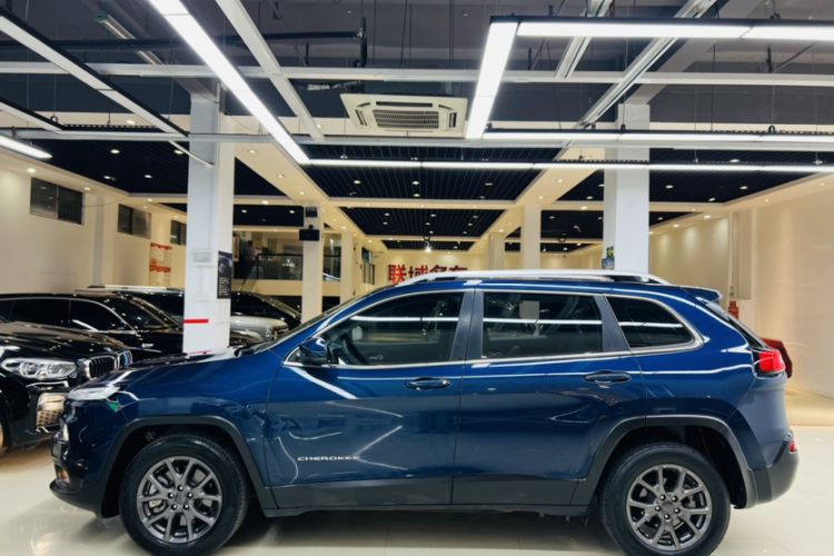 Used Jeep Cherokee 2020 2.0L Two-Wheel Drive Classic Sports Edition Exterior 3