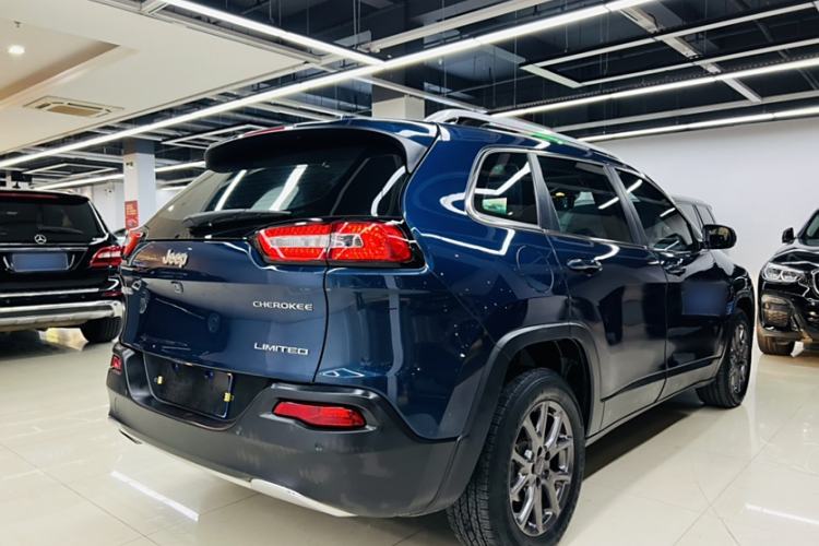 Used Jeep Cherokee 2020 2.0L Two-Wheel Drive Classic Sports Edition Exterior 6