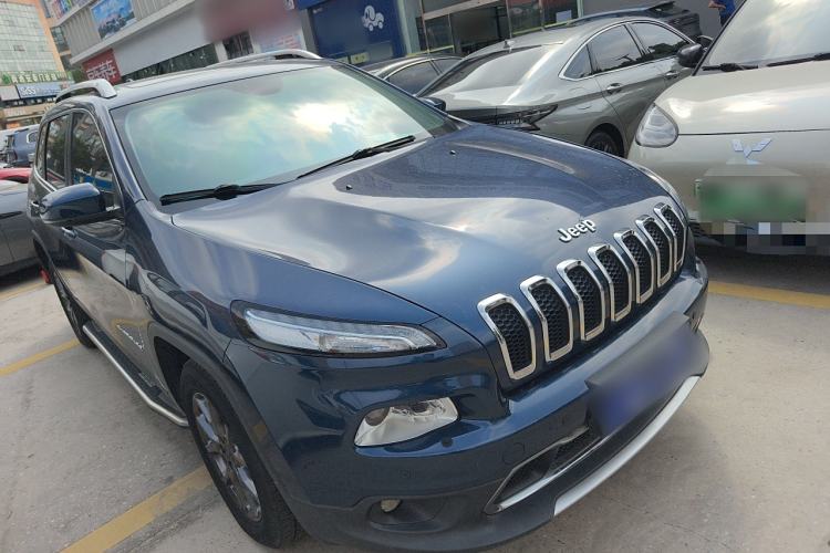 Used Jeep Cherokee 2020 2.0L Two-Wheel Drive Classic Sports Edition Front Right 45 Deg