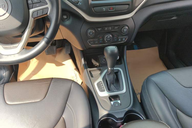 Used Jeep Cherokee 2020 2.0L Two-Wheel Drive Classic Sports Edition Gear Lever