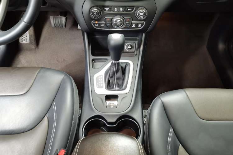 Used Jeep Cherokee 2020 2.0L Two-Wheel Drive Classic Sports Edition Gear Lever