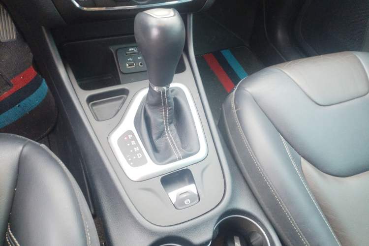 Used Jeep Cherokee 2020 2.0L Two-Wheel Drive Classic Sports Edition Gear Lever