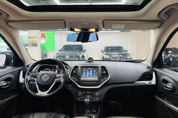 Used Jeep Cherokee 2020 2.0L Two-Wheel Drive Classic Sports Edition Interior 1