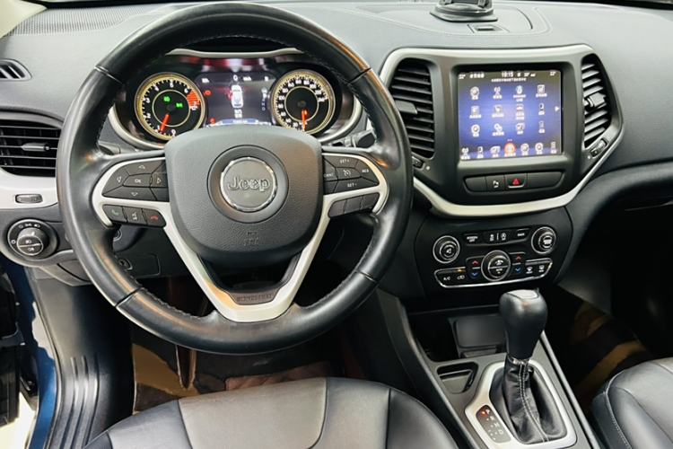 Used Jeep Cherokee 2020 2.0L Two-Wheel Drive Classic Sports Edition Interior 2