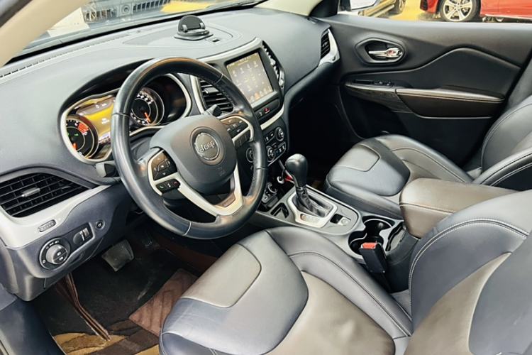 Used Jeep Cherokee 2020 2.0L Two-Wheel Drive Classic Sports Edition Interior 3