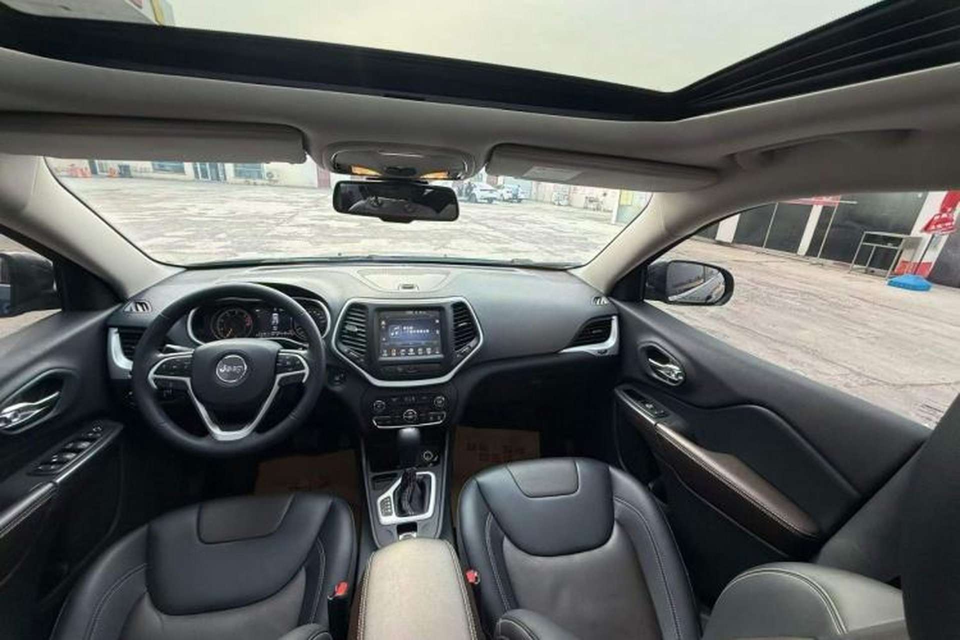 Used Jeep Cherokee 2020 2.0L Two-Wheel Drive Classic Sports Edition Interior 3